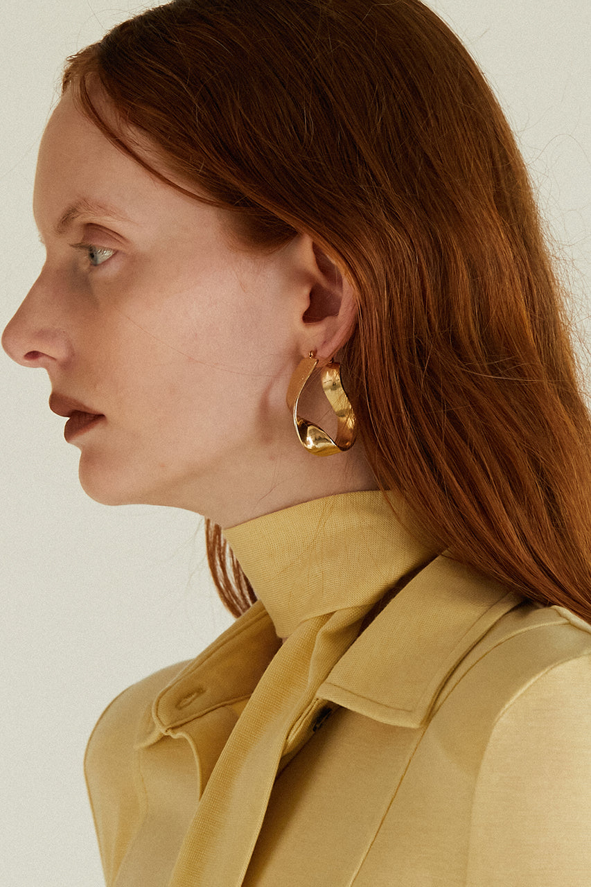 24k COATED LOGO PLATE TWISTED EARRINGS